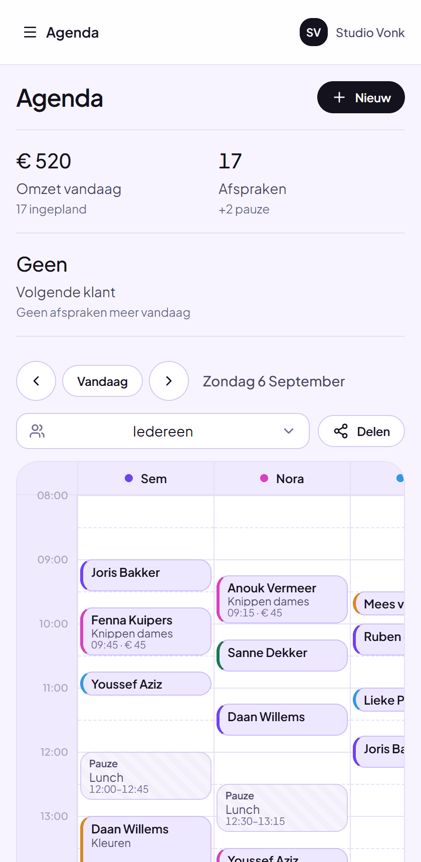 De agenda van Planifier op een telefoon: de afspraken van vandaag onder elkaar, met naam, dienst en tijd.